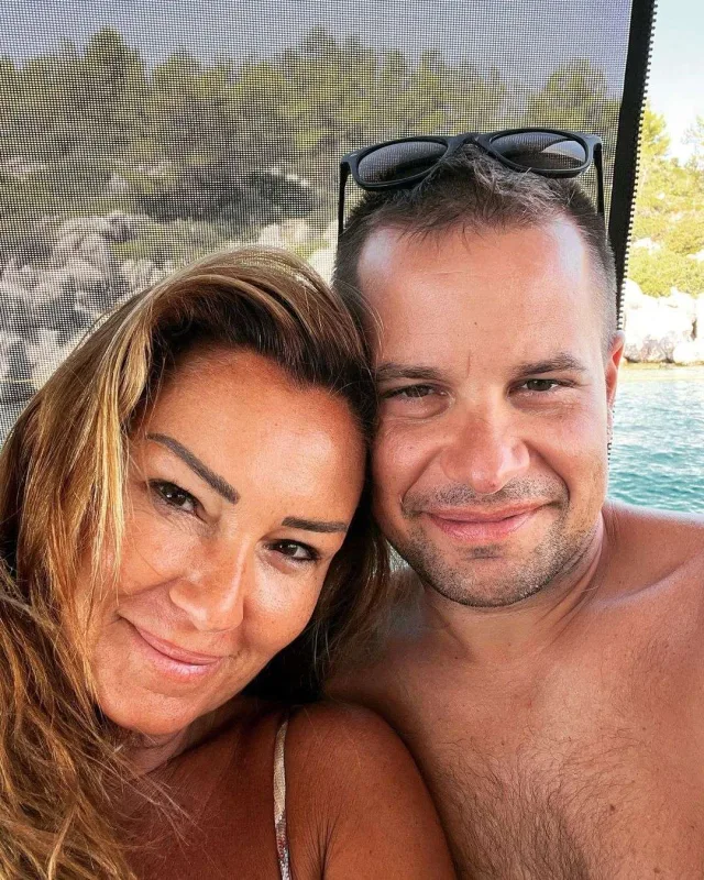 Əri Pınarı makiyajsız fotosu ilə təbrik etdi