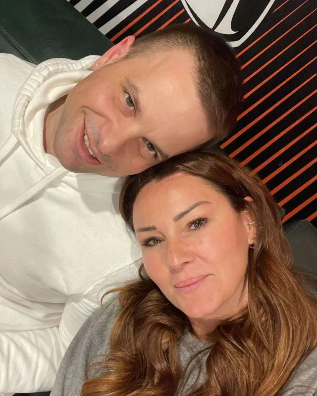 Əri Pınarı makiyajsız fotosu ilə təbrik etdi