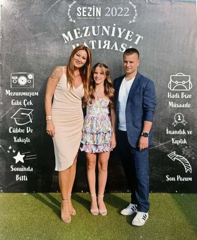 Əri Pınarı makiyajsız fotosu ilə təbrik etdi