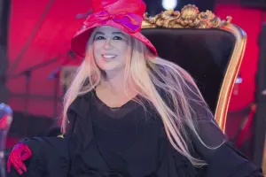 Məzarlıqda mahnı oxudu, tənqid olundu