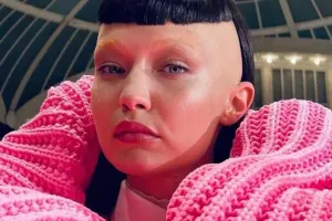 Podium üçün saçlarını kəsdirdilər