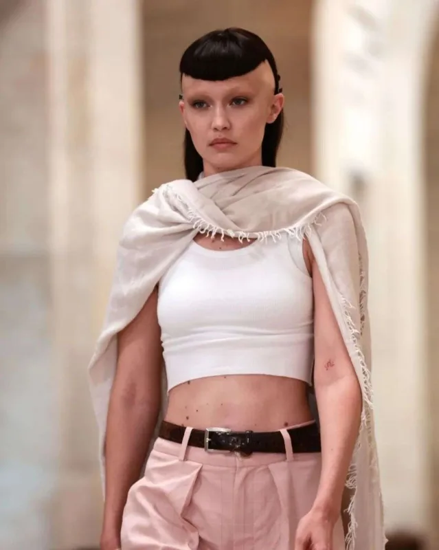 Podium üçün saçlarını kəsdirdilər