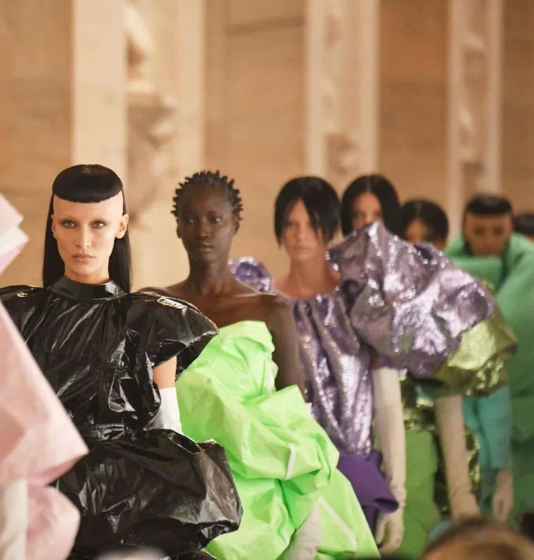 Podium üçün saçlarını kəsdirdilər