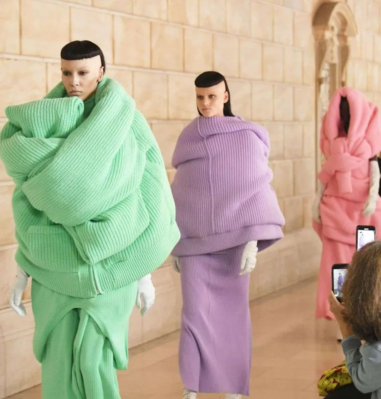 Podium üçün saçlarını kəsdirdilər