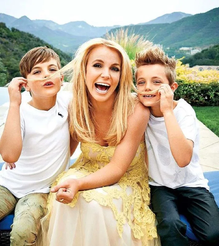 Britnidən oğluna cavab gecikmədi