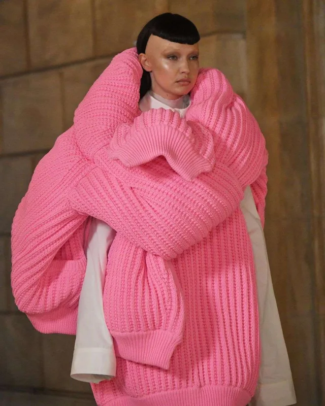 Podium üçün saçlarını kəsdirdilər