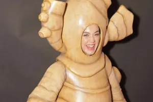 Keti zəncəfil kostyumunda