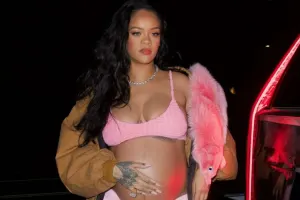 Rihanna övladının üzünü ilk dəfə göstərdi - Video