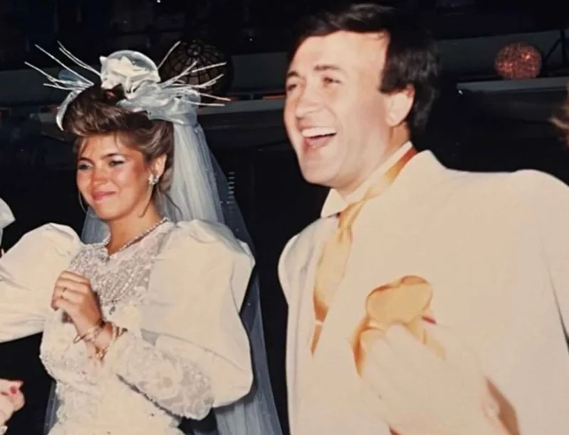 Həm valideynlərinin, həm də özünün toyuna qatılıb