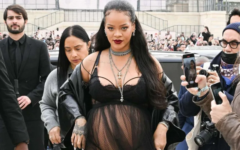 Rihanna övladının üzünü ilk dəfə göstərdi - Video