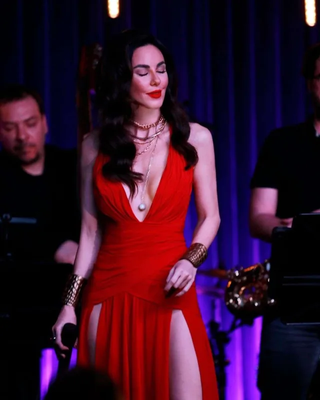 Sualı eşidən Defne əsəbiləşdi