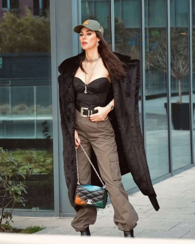 Sualı eşidən Defne əsəbiləşdi