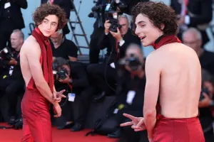 Dekoltesi ilə gündəmə gəldi