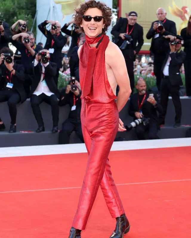 Dekoltesi ilə gündəmə gəldi