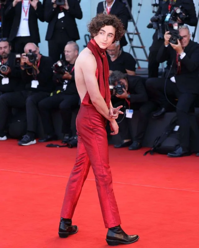 Dekoltesi ilə gündəmə gəldi