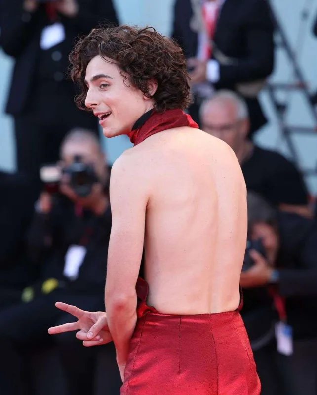 Dekoltesi ilə gündəmə gəldi