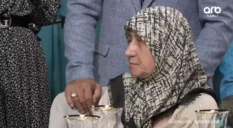 Küçələrdə böyüyən Doğuşun anası canlı efirdə