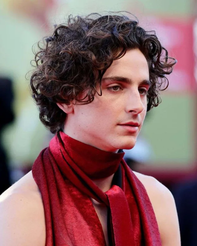 Dekoltesi ilə gündəmə gəldi