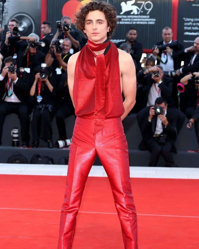 Dekoltesi ilə gündəmə gəldi