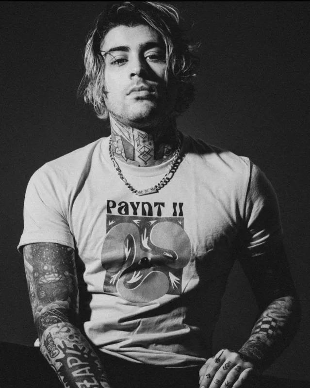 Zeyn öz kolleksiyası üçün kamera önündə