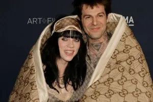 Qalaya pijama və adyalda qatıldılar