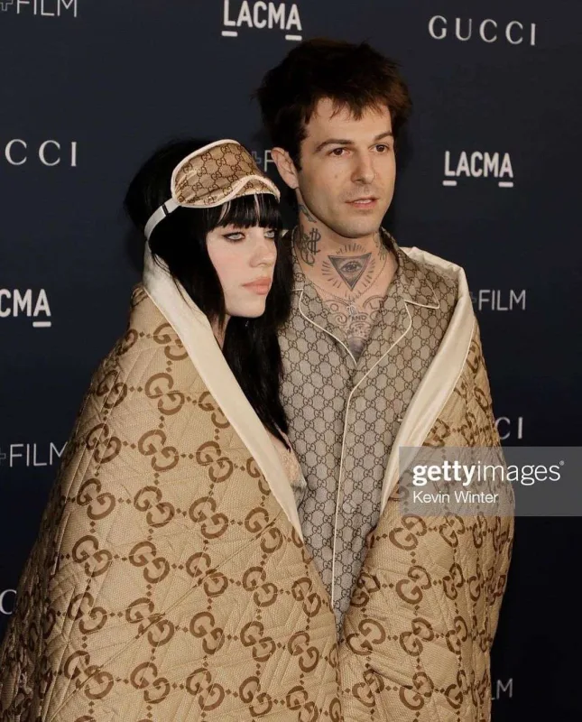 Qalaya pijama və adyalda qatıldılar