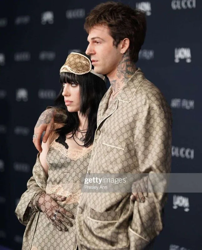 Qalaya pijama və adyalda qatıldılar