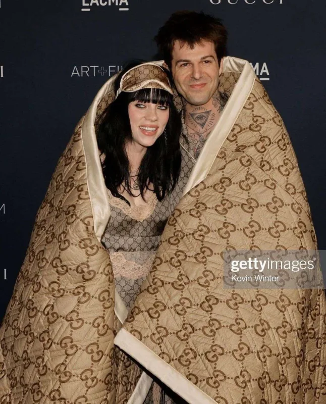 Qalaya pijama və adyalda qatıldılar