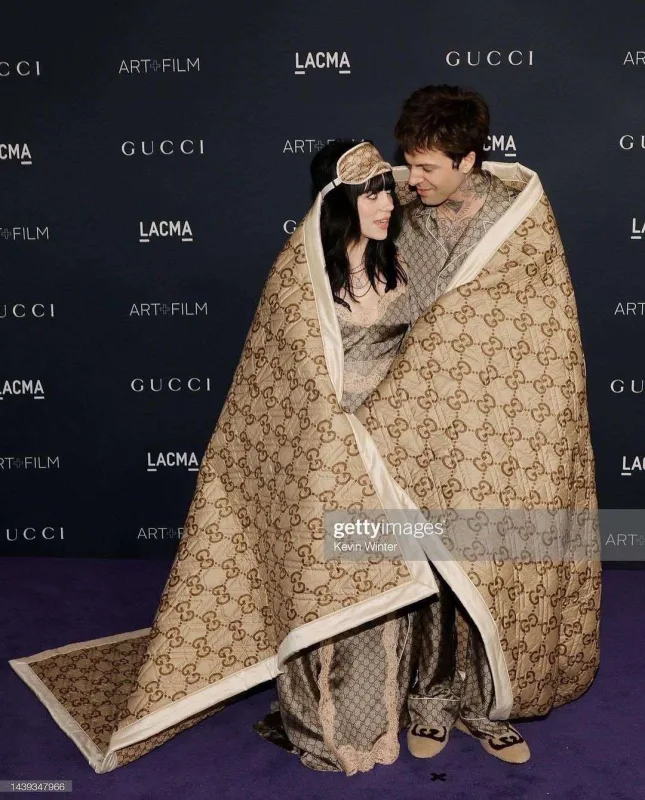 Qalaya pijama və adyalda qatıldılar