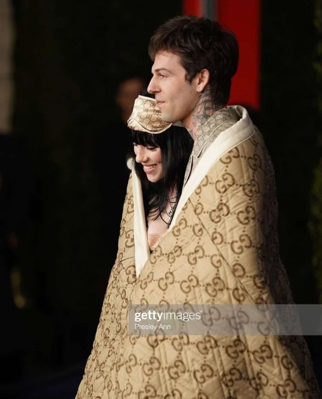 Qalaya pijama və adyalda qatıldılar