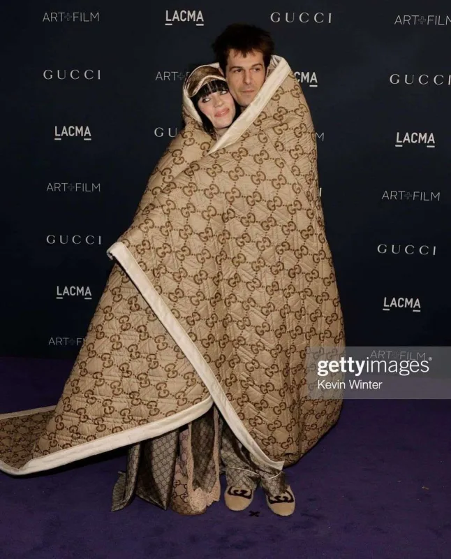 Qalaya pijama və adyalda qatıldılar