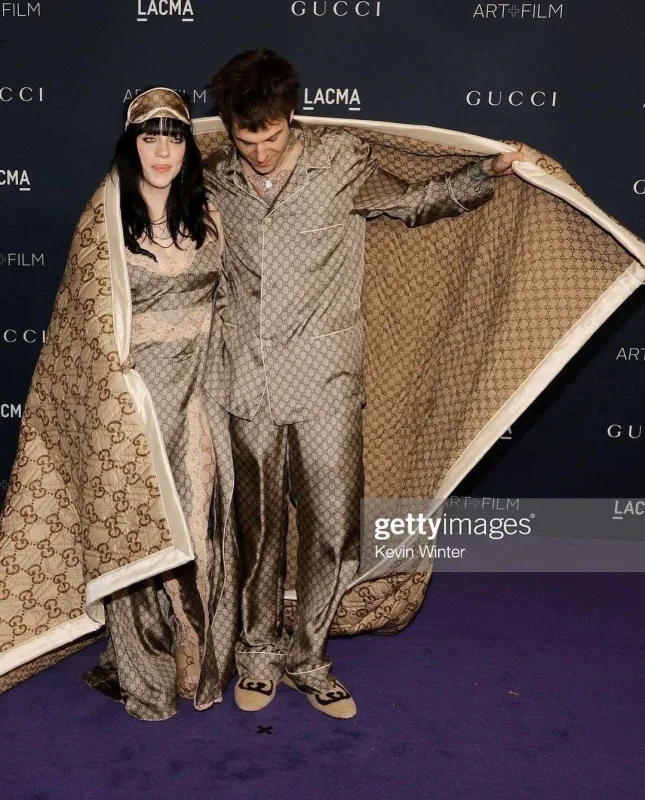 Qalaya pijama və adyalda qatıldılar