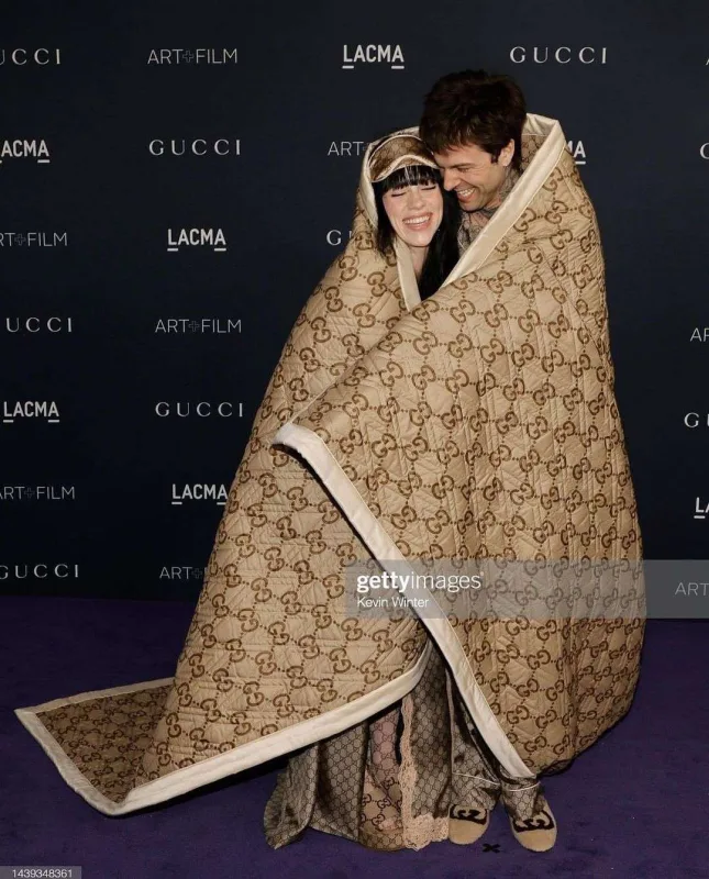 Qalaya pijama və adyalda qatıldılar