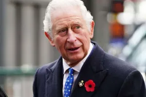 Kral oyuncaq ayısı və tualet oturacağını özü ilə daşıyırmış