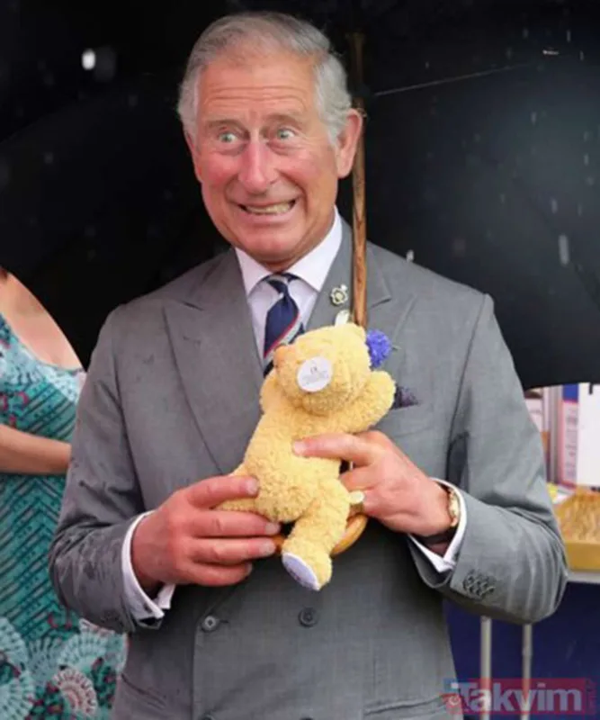 Kral oyuncaq ayısı və tualet oturacağını özü ilə daşıyırmış