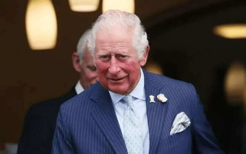 Kral oyuncaq ayısı və tualet oturacağını özü ilə daşıyırmış