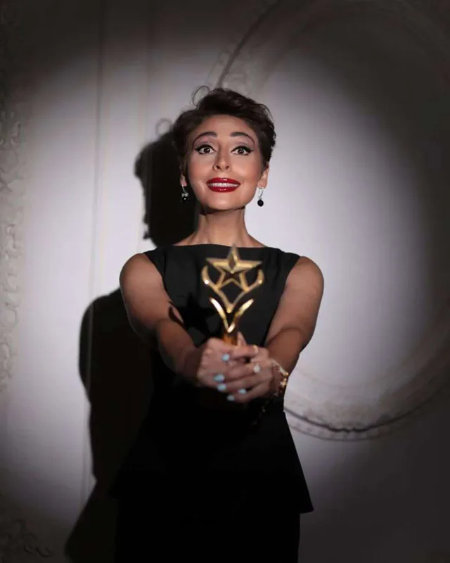 “Televiziyanın bir hissəsi olmadığım üçün xoşbəxtəm”