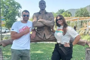 Kristofer atasının Qəbələdəki heykəli ilə