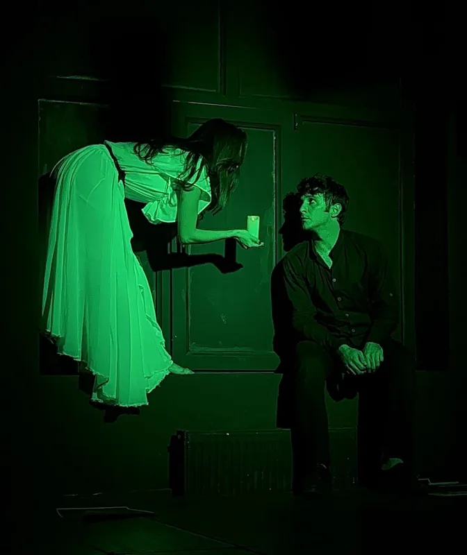 Fotoqrafı sevir, ləyaqəti alçalır, bəkarəti pozulur...