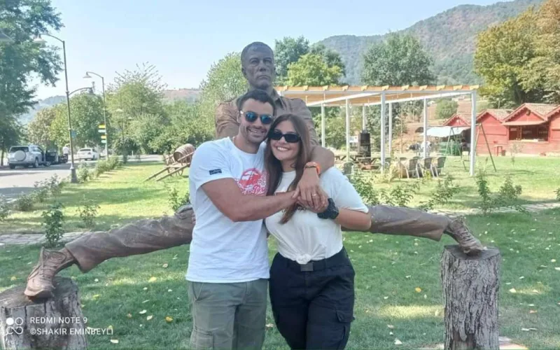 Kristofer atasının Qəbələdəki heykəli ilə