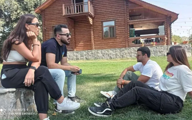 Kristofer atasının Qəbələdəki heykəli ilə