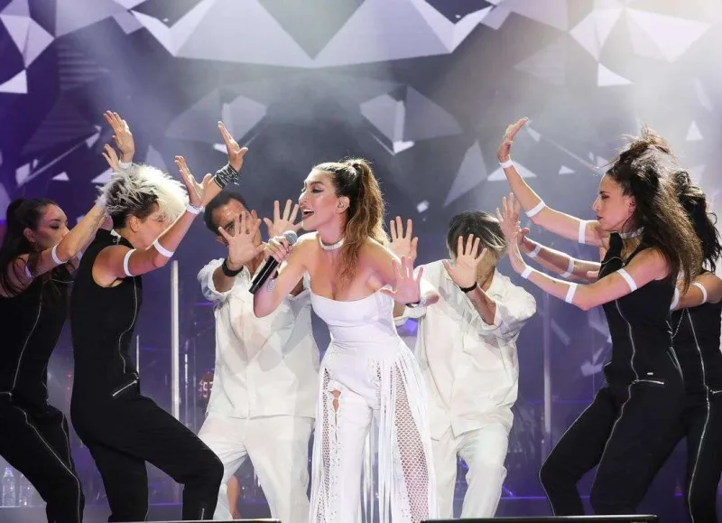 Hande Yener Bakıya gəlib