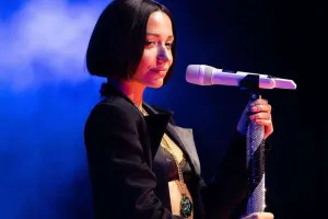 Bu səbəbdən konserti yarıda kəsdi