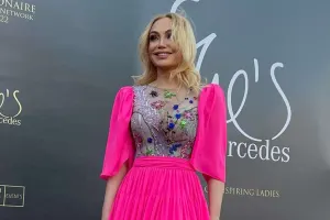 Nuranın 3800-lük qırmızı xalı libası...