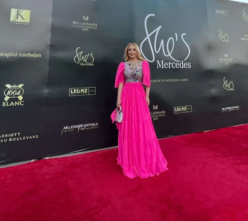 Nuranın 3800-lük qırmızı xalı libası...