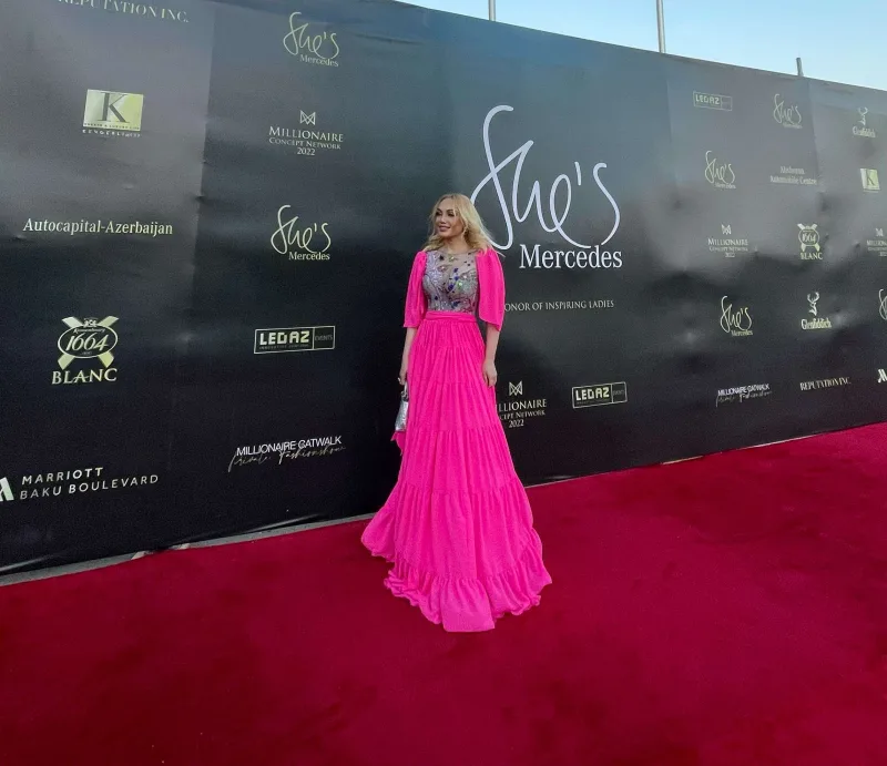 Nuranın 3800-lük qırmızı xalı libası...