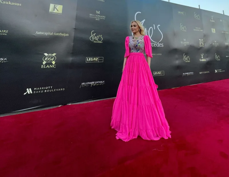 Nuranın 3800-lük qırmızı xalı libası...