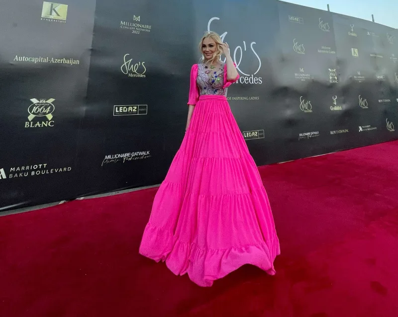 Nuranın 3800-lük qırmızı xalı libası...