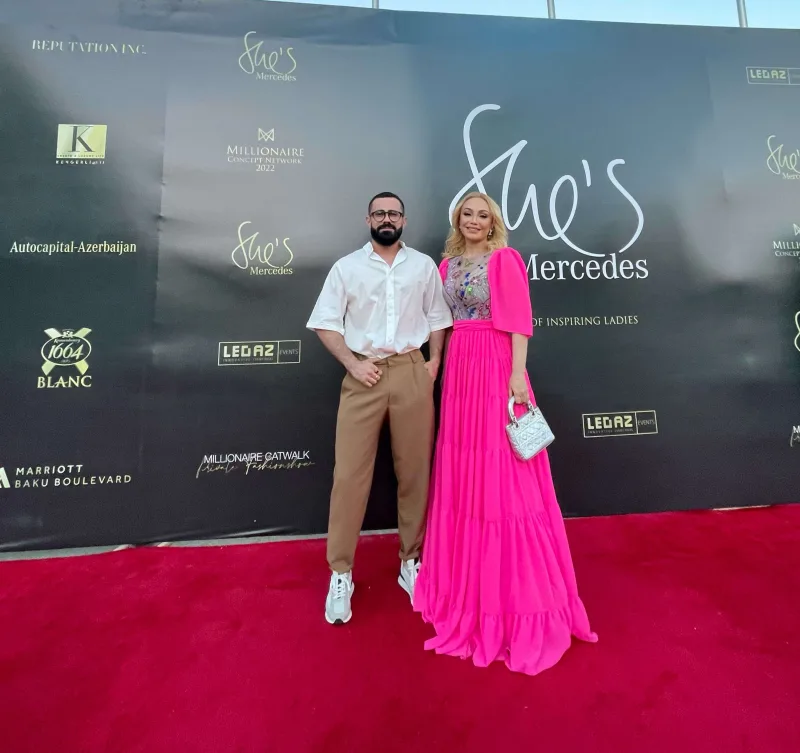 Nuranın 3800-lük qırmızı xalı libası...