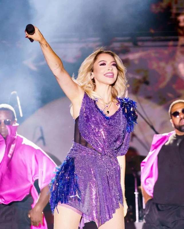Hadise səhnədə niyə ağladı?